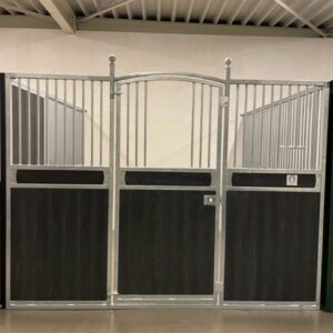 Voorwand van Oss getoogd met kunststof en dwarsplank