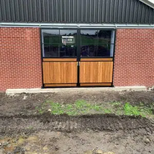 Dubbele schuifpoort gepoedercoat glas en bamboe dicht