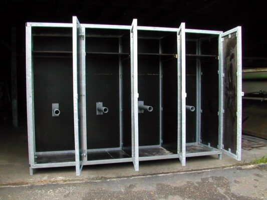 Saddle locker