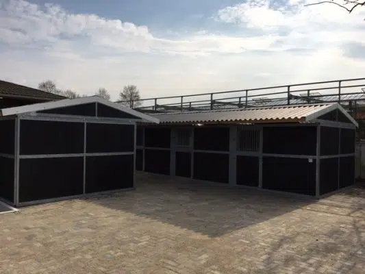 Zadeldak van buitenstal 16