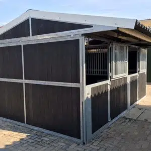 Zadeldak van buitenstal 9