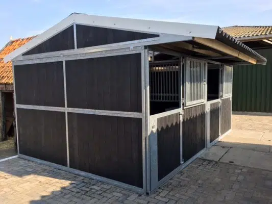 Zadeldak van buitenstal 9